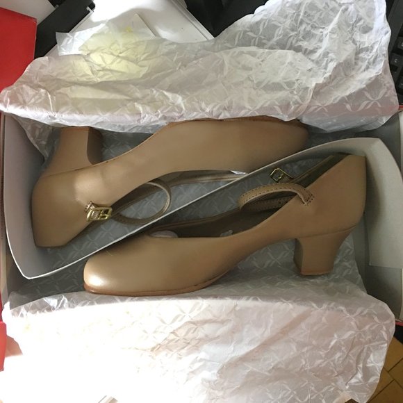 CAPEZIO "Jr. Footlight" Round Toe Mary Jane Pumps NEW IN BOX! - Picture 11 of 11